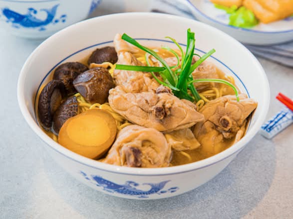 Stewed Chicken and Mushroom Noodles 香菇炖鸡面